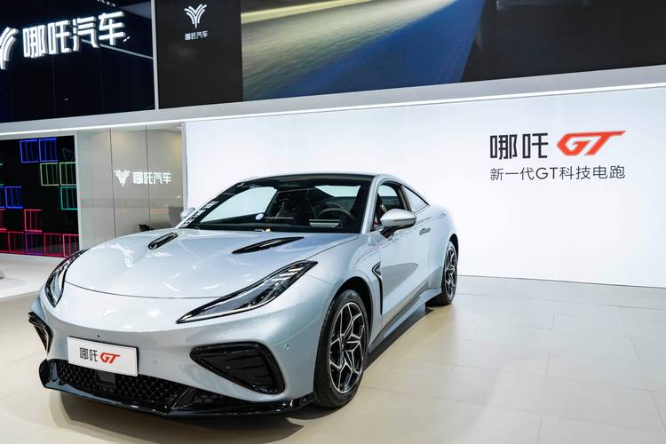 惠州305哪吒汽车在智能汽车领域的表现，领途汽车在新能源汽车市场中的影响力